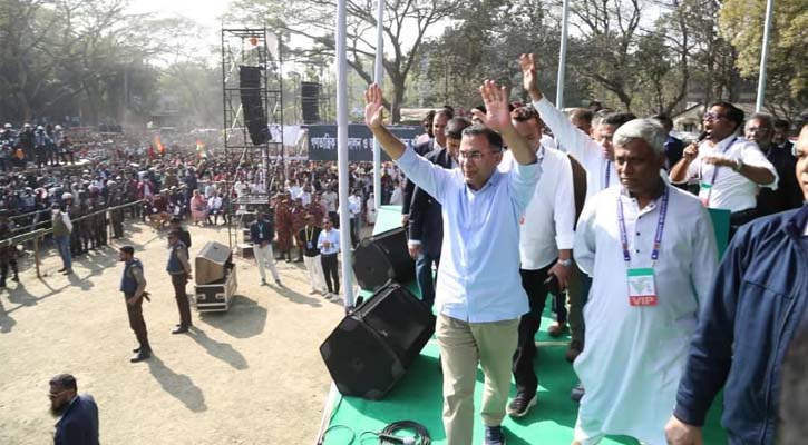 মঞ্চে উঠে জনতার অভিবাদনের জবাব দেন তারেক রহমান